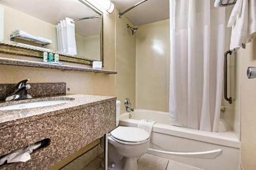 Quality Inn & Suites Mississauga image 6